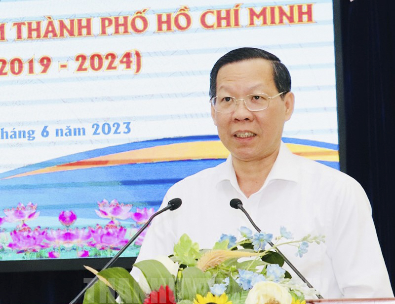 Chủ tịch UBND TP Phan Văn Mãi báo cáo tại hội nghị.